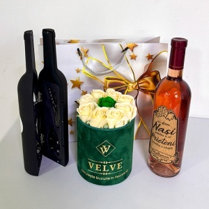 Pachet cadou pentru Nasi, caseta cu 5 accesorii pentru vin, aranjament floral cu 9 trandafiri si o sticla de vin rose de 750 ml cu mesaj personalizat , Verde - Img 2