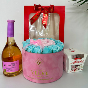 Pachet cadou Splendor, cu Vin Rose JP. Chenet Sweet Moelleux 0,75L, Praline Raffaello 150gr si aranjament floral cu trandafiri de sapun in punga eleganta, Bleu-Roz pal - Img 5