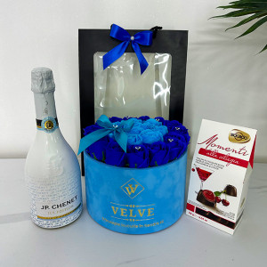 Pachet cadou Splendor, cu Vin spumant JP. Chenet Ice Edition 0,75l, Praline Momenti alla ciliegia si aranjament floral cu trandafiri de sapun in punga de cadou