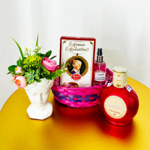 Pachet cadou, Vaza Adonis 13 cm, cu aranjament floral, Praline de ciocolata cu lapte Mozart Medaillon, Spray de corp I love Raspberry, lichior Mozart White Chocolate Cream Strawberry si cosulet cadou