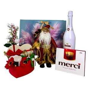 Pachet Christmas Delight, cu ciocolata asortata Merci, decoratiune Mos Craciun, vin spumant Angelli Elegance si aranjament floral festiv, in punga cadou