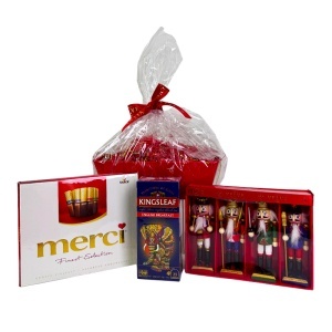 Pachet Christmas Delight, cu ciocolata asortata Merci, set ornamente brad cu spargatori de nuci si cutie ceai, in cutie tavita cadou