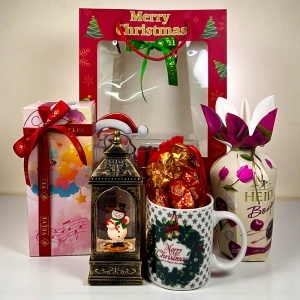 Pachet Christmas Delight, cu felinar decorativ, cană tematică umplută cu bomboane si praline Heidi Bouquet, in punga cadou - Img 2