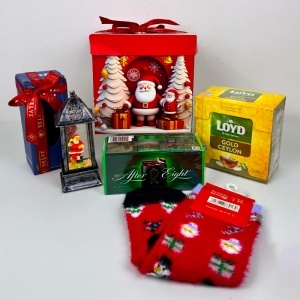 Pachet Christmas Delight, cu felinar decorativ, ciocolata After Eight, sosete de Craciun pentru femei si ceai, in cutie decorativa cadou - Img 3