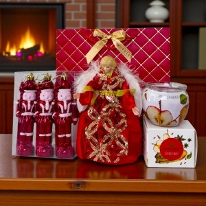 Pachet Christmas Delight, cu inger decorativ, set ornamente brad cu spargatori de nuci si lumanare parfumata, in punga cadou - Img 2