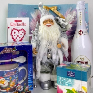 Pachet Christmas Delight, cu Mos Craciun, vin spumant Angelli Elegance, praline Raffaello, set ceramica si cutie ceai, in punga cadou - Img 2
