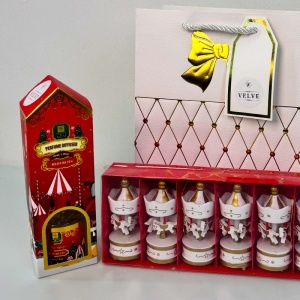 Pachet Christmas Delight, cu odorizant de camera, set 6 decorațiuni de brad în formă de carusel si praline Raffaelo 80g, in punga cadou - Img 2