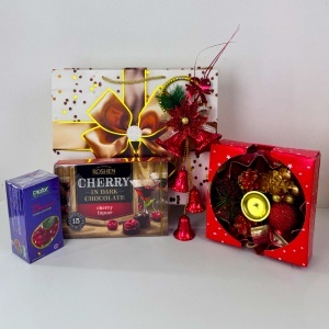 Pachet Christmas Delight, cu praline Roshen Cherry, cutie ceai, set decorativ cu lumânare, in punga tematica - Img 3