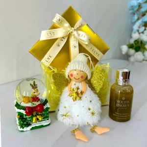 Pachet Christmas Family, cu ornament ren in glob de zapada, ingeras pentru brad si gel de dus Molton Brown, in cutie Gold, 12x12x7cm