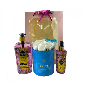 Pachet Eyup,  aranjament cu 9 trandafiri albi de sapun, in cutie albastra de catifea, spray de corp 250ml Eyup Sabri-Tuncer, gel dus 750ml Eyup Sabri-Tuncer, in punga cadou
