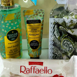 Pachet cadou Eyup, spray de corp 250ml Eyup Sabri-Tuncer, crema de maini si de corp 50ml Eyup Sabri-Tuncer, praline Raffaello 40gr, esarfa,  in punga cadou, Albastru