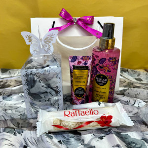 Pachet cadou Eyup, spray de corp 250ml Eyup Sabri-Tuncer, crema de maini si de corp 50ml Eyup Sabri-Tuncer, praline Raffaello 40gr, esarfa, in punga cadou, Fucsia