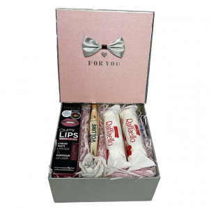 Cutie FORYOU cu trandafir alb, Kit de buze, bratara cu pandantiv si praline Raffaelo 