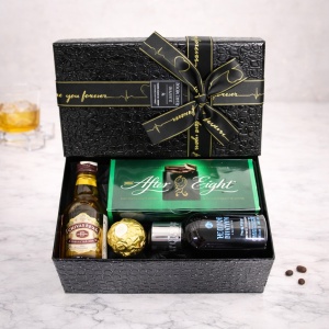 Pachet GiftDay pentru barbati, o sticla de Chivas Regal 12 YO 40%vol., 0,05L, Gel de dus Molton Brown Ylang-Ylang 100ml, Ciocolate After Eight si 1 praline Ferrero, in cutie neagra, 19.5x12x7 cm