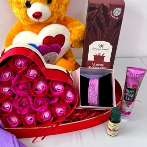 Pachet Lovely Moments, cu ursulet, esarfa, trandafiri sapun, bratari, crema de maini si difuzor parfum - Img 3