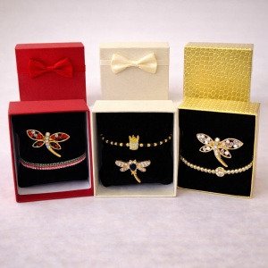 Pachet Martisor 3 seturi premium bratara si brosa libelula, ambalate individual in cutii elegante