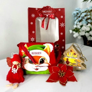 Pachet cadou Merry Christmas, cutie poseta cu dulciuri Roshen, figurina luminoasa in forma de bradut, din lemn, ingeras din plus si floare decorativa, in cutie cadou, Rosu