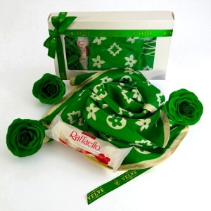 Pachet Mystery Green cu esarfa, 3 trandafiri de sapun si praline Raffaello 40g - Img 5
