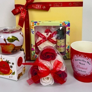 Pachet Pure Love "Pentru cea mai buna bunica", cana personalizata, lumanare parfumata, trandafiri de sapun si set aromatic, in cutie cadou - Img 2