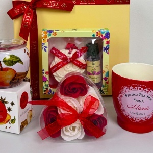 Pachet Pure Love "Pentru cea mai buna mama", cana personalizata, lumanare parfumata, trandafiri de sapun si set aromatic, in cutie cadou - Img 3
