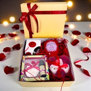 Pachet Pure Love "Pentru cea mai buna nasa", cu cana personalizata, lumanare parfumata, trandafiri de sapun si set aromatic, in cutie cadou - Img 4