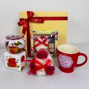 Pachet Pure Love "Pentru cea mai buna sora", cu cana personalizata, lumanare parfumata, trandafiri de sapun si set aromatic, in cutie cadou - Img 6
