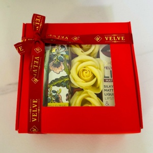 Pachet Scarf, cu 3 trandafiri de sapun, parfum 10ml, ruj mat si crema de maini 30ml, Vivian Gray, Rosu