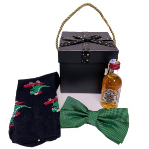 Pachet Secret Santa pentru barbati, cu sosete cu imprimeu de Craciun, papion si mini bautura Chivas Regal 50ml, Verde