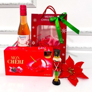 Pachet Secret Santa cu decoratiune Craciunita si Spargatorul de Nuci, vin spumant Riunite Lambrusco Rose, praline Mon Cheri 157 g, in punga cadou