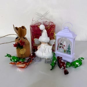 Pachet Secret Santa, cu decoratiune luminoasa tip felinar cu Om de Zapada, ingeras decorativ si bomboane de brad, in cutie transparenta, Alb - Img 5