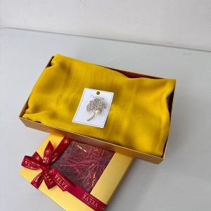 Pachet Silky pentru femei, cu esarfa eleganta si brosa, in cutie cadou, Galben mustar - Img 5