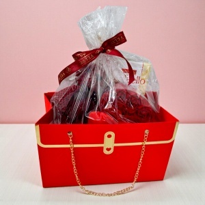 Pachet Special Valentine, cu ursuleț pluș 18 cm, inimioara plus 8 cm, cutie inima cu 12 trandafiri din sapun, bratara si tableta Raffaello, ambalate în cutie tip poseta - Img 2