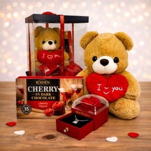 Pachet special Valentine, ursulet de plus 25 cm, trandafir de sapun roșu cu lantisor și pandantiv surpriza și praline