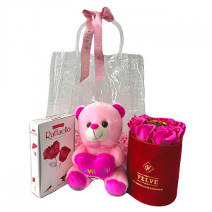 Pachet Sunny cu aranjament floral 9 trandafiri sapun, praline Raffaello 80gr, urs plus 20cm,  in punga cadou
