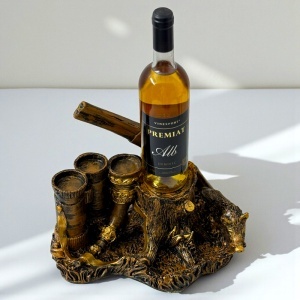Pachet suport cu detalii de Vanatoare, porc mistret, pusca, binoclu, buturuga si sticla vin inclusa, Auriu, 32x28cm - Img 3