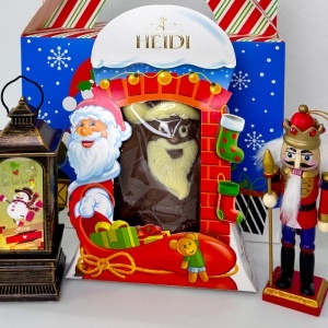 Pachet Sweet Christmas Joy, cu figurina de ciocolata Heidi, felinar decorativ luminos si ornament brad spargator de nuci, in cutie tematica de Craciun - Img 3