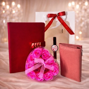 Pachet Timeless Notes cadou pentru Invatatoare, cu agenda visinie, portofel roz inchis, pix "Cea mai buna Invatatoare" si cutie cu trandafiri din sapun, in punga cu fereastra