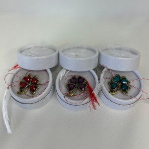 Set 3 martisoare tip brosa trifoi, Lucky, in cutii individuale cu fundita, Alb1
