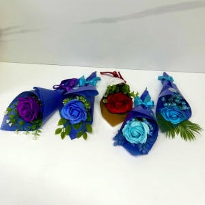 Set 5 Mini Buchete Bloom cu 1 trandafir de sapun mare si plante artificiale