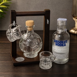 Set cadou barbati, cu sticla in forma de minge de fotbal 200 ml, 2 pahare, suport din lemn si Absolut Vodka 200 ml - Img 4
