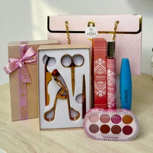 Set cadou beauty cu parfum Bade’e Al Oud 35 ml, produse cosmetice si accesorii profesionale, in punga cadou tip geanta - Img 4