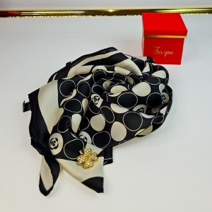 Set cadou For You, esarfa eleganta cu brosa aurie, ambalata in cutie premium, negru-bej - Img 3