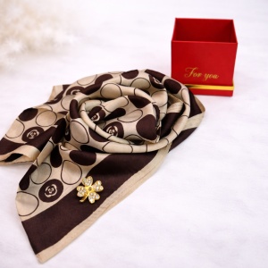 Set cadou For You, esarfa eleganta cu brosa aurie, ambalata in cutie premium, bej-maro