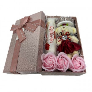 Set cadou Glamour pentru fetite, bratara cu pietre semipretioase, Praline Raffaello, Ursulet elegant si trei trandafiri din sapun 19x12x7 cm