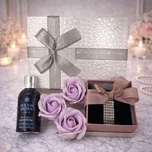 Set cadou Glamour pentru femei, Gel de dus Molton Brown Ylang-Ylang 100ml, Bratara cu pietre semipretioase si trei trandafiri din sapun, in cutie cadou alba 19x12x7 cm