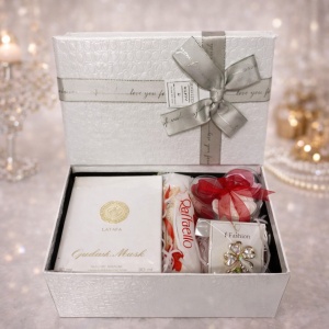 Set cadou Glamour pentru femei, Parfum Opulent Musk 100ml, Praline Raffaello 40gr, trei trandafiri din sapun si o brosa in forma de trifoi, in cutie cadou alba 21x14x8 cm
