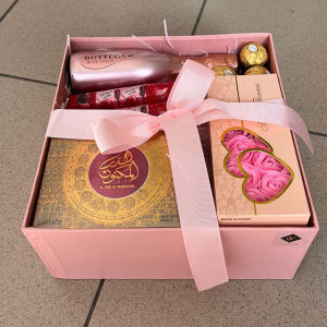 Set cadou pentru femei cu spumant Bottega, Parfum Al Dur Al Maknoon, trandafiri de sapun si praline cu ciocolata