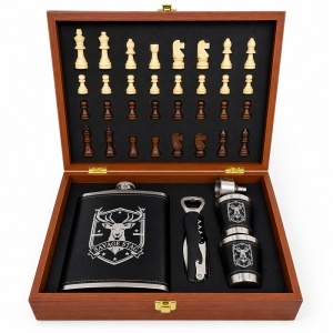 Set cadou pentru barbati Savage Stag, cutie cu tabla si piese de sah, plosca 300 ml, 2 pahare de 50 ml, palnie si tirbuson