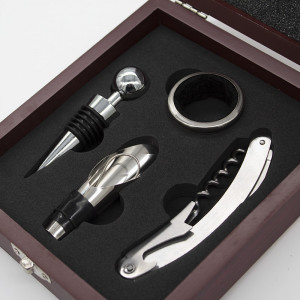 Set cadou pentru barbati VLV, cutie din lemn cu 4 accesorii pentru vin 18x15cm1