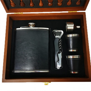 Set cadou pentru barbati VLV, cutie si piese pentru sah, tirbuson, sticla pentru bautura si pahare imbracate in piele ecologica, negru, 26x22x8cm